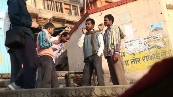 Мужчины Индии чистят зубы — стоковое видео