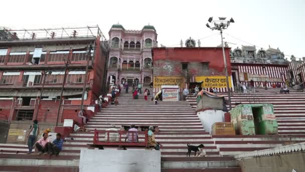 Straßentreppen in Varanasi. — Stockvideo