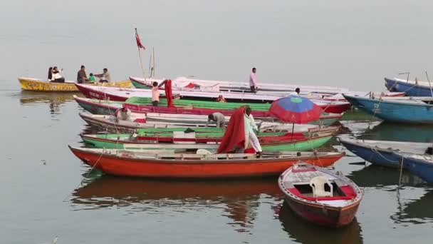 Hommes travaillant sur des bateaux colorés — Video