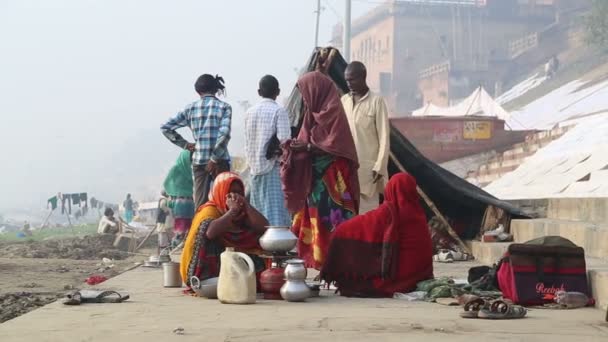 People at ghats of the Ganges river in India. — Stok video