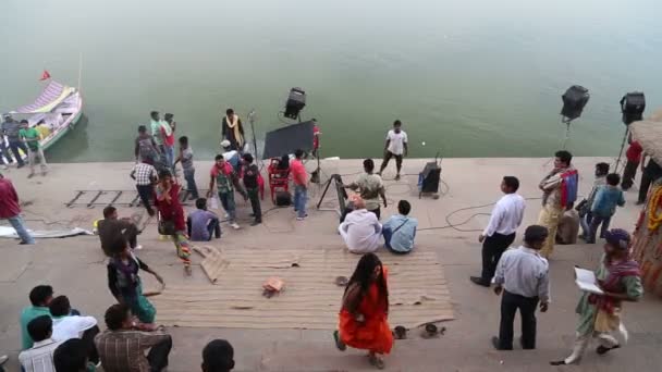 Gente filmando video en ghat por Ganges — Vídeos de Stock