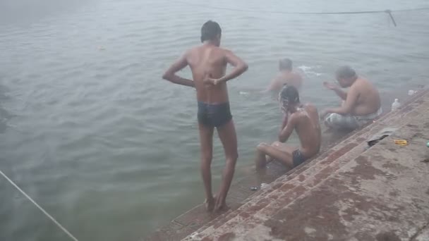 Indiase mannen douchen in Ganges — Stockvideo