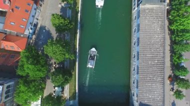 Nehirde yüzen iki beyaz tekne