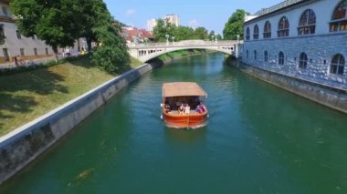 turuncu yeşil nehir Ljubljana teknede