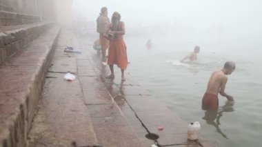Dua ve kıyıda banyo erkekler