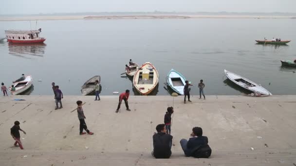 People at dock of Ganges — Stock Video