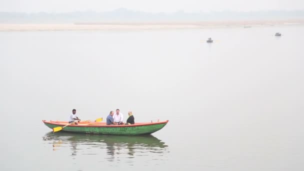 Boot met mensen zeilen door Ganges rivier. — Stockvideo