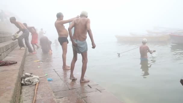 Gamla indiska män bada — Stockvideo