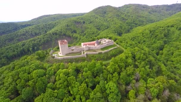 Fort Medvedgrad med mount Medvednica skog — Stockvideo