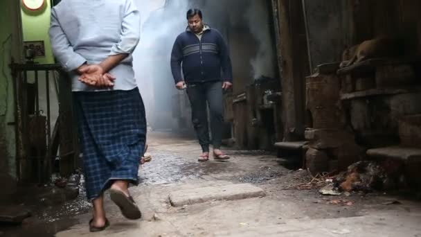 Мальчик льет воду на дымчатую улицу — стоковое видео