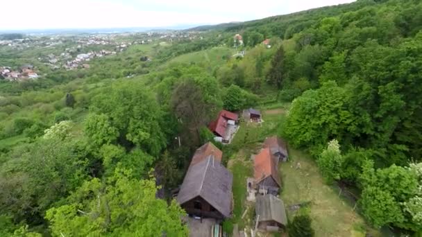 Huizen in bos van mount Medvednica — Stockvideo