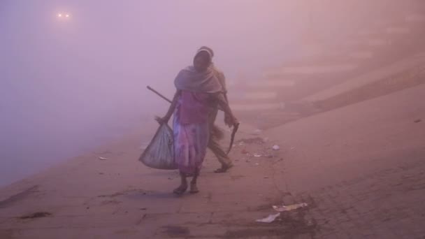 Hombre cubriendo el muelle — Vídeos de Stock