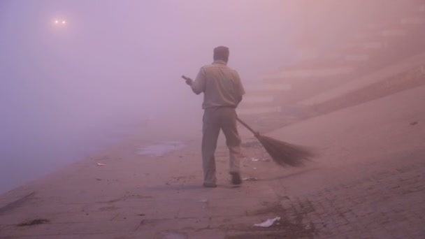 Hombre cubriendo el muelle del río Ganges — Vídeos de Stock