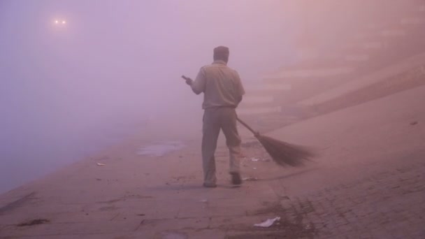 Homem vassando a doca do rio Ganges — Vídeo de Stock