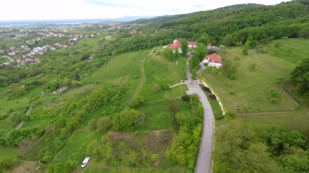 Case nella foresta del monte Medvednica — Video Stock