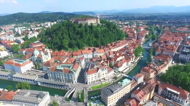 Ljubljana kasteel aan de rivier de Ljubljanica — Stockvideo