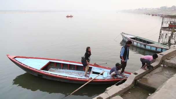 Les gens qui sortent du bateau — Video