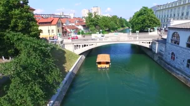 Río Liublianica y ciudad de Liubliana — Vídeo de stock