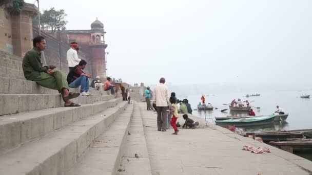 Ludzie w dock rzeki Ganges — Wideo stockowe