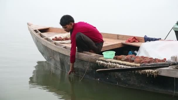 Homme assis dans un bateau — Video