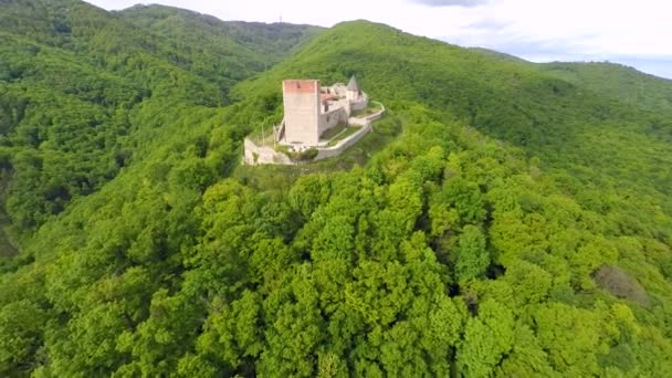 Fuerte Medvedgrad con monte Medvednica bosque — Vídeo de stock