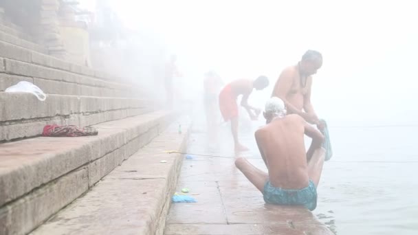 Hombres fregando sus cuerpos — Vídeos de Stock