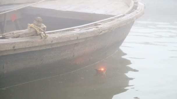 Vela ardiendo en el río Ganges — Vídeos de Stock
