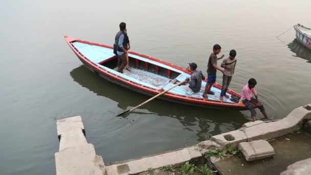 Boat with people arriving — Stock Video