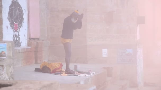 在雾码头祷告的人 — 图库视频影像