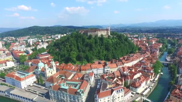 Ljubljana kasteel aan de rivier de Ljubljanica — Stockvideo