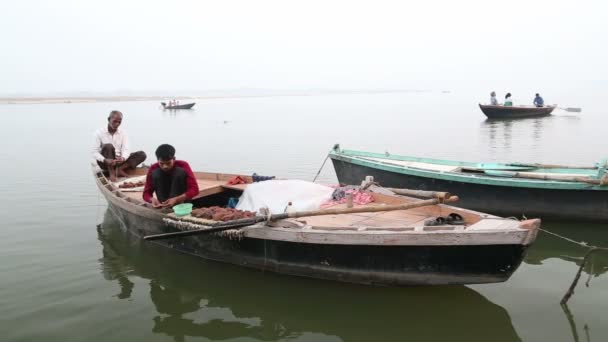 Два человека сидят в лодке — стоковое видео