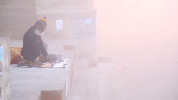 Man sitter på dimmigt docka av Ganges floden — Stockvideo