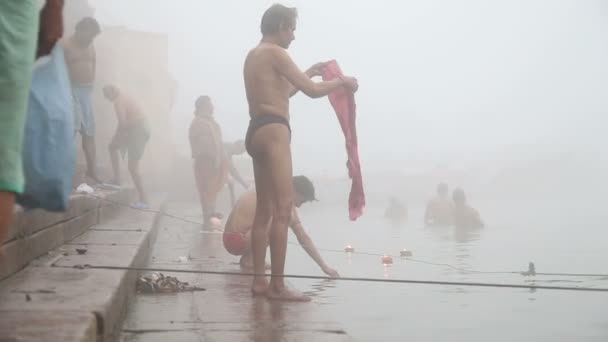 Män bada i dimmigt Ganges — Stockvideo