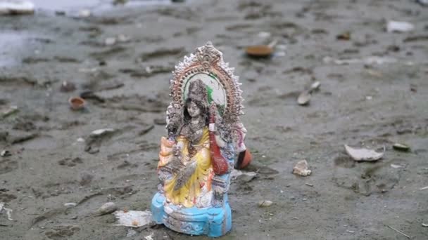 Petite statue de Shiva sur le rivage sale — Video