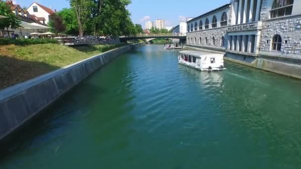 Bateau flottant sur la rivière — Video