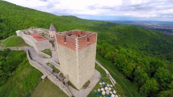 Fuerte Medvedgrad con monte Medvednica bosque — Vídeos de Stock