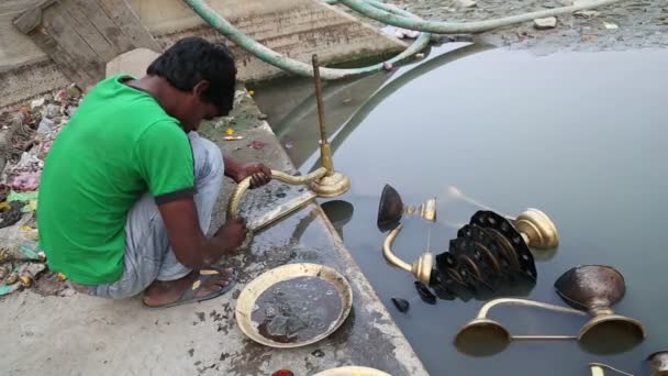 インドの少年が装飾的な食器洗浄 — ストック動画
