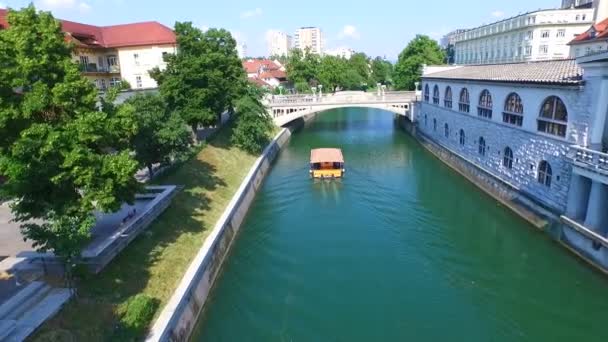 Ljubljanica rivier en stad van Ljubljana — Stockvideo