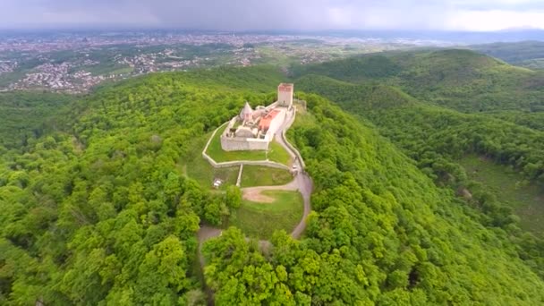 Fort Medvedgrad med skog — Stockvideo