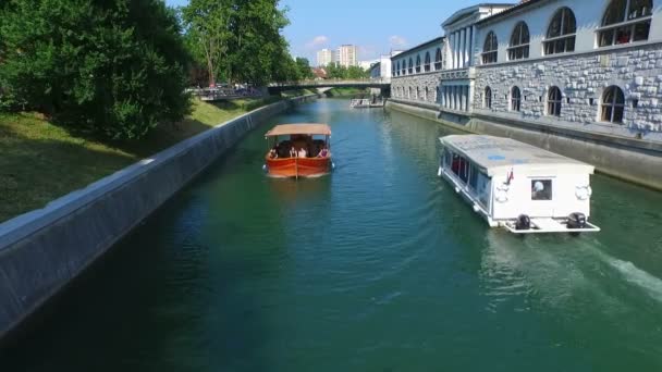 Barcos flotando en el río verde — Vídeo de stock