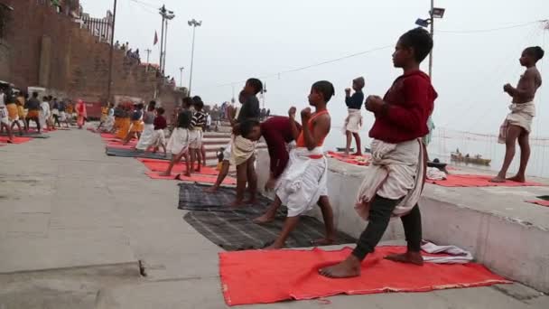 Niños indios practicando artes marciales — Vídeos de Stock