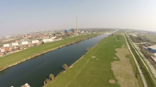 Floden och bron vid stadens utkant — Stockvideo