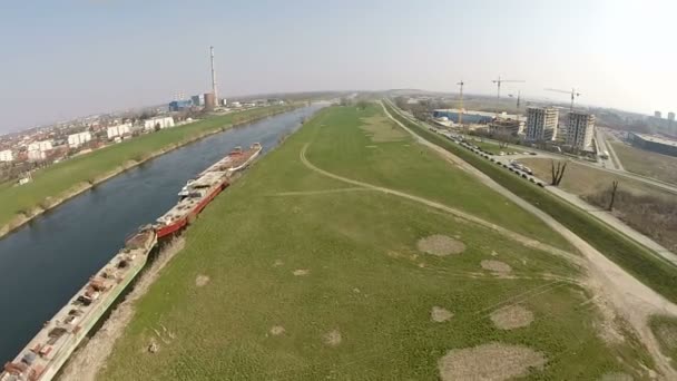 Verlaten boten op de rivier Sava — Stockvideo