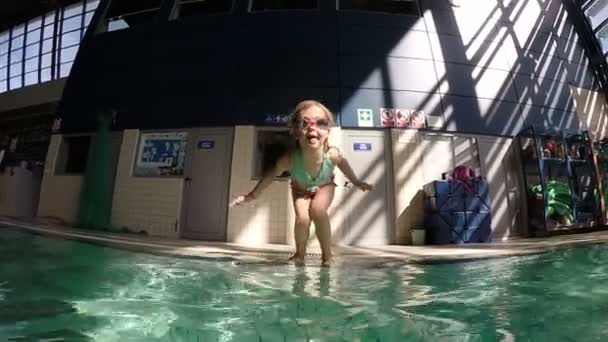 Niño saltando a la piscina — Vídeo de stock