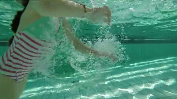 女孩在游泳池里游泳 — 图库视频影像
