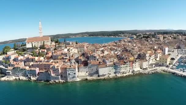 镇和大海环绕着罗维尼 — 图库视频影像