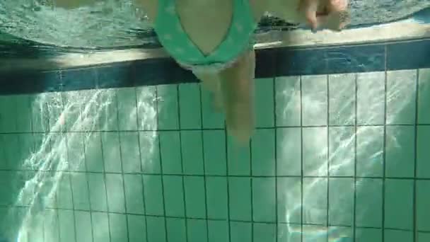 Menina nadando na piscina — Vídeo de Stock