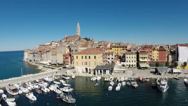 Rovinj na wybrzeżu na półwyspie śródziemnomorskim — Wideo stockowe