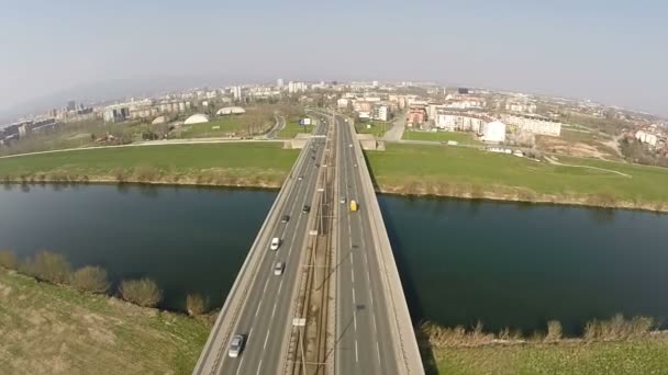 Вид с воздуха на городской мост через реку — стоковое видео