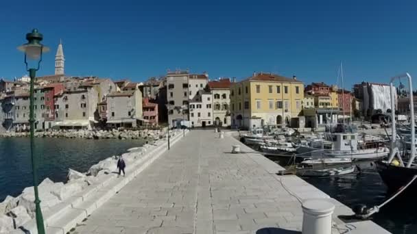 Rovinj an der Küste der Mittelmeerhalbinsel — Stockvideo